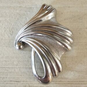 Large vintage art nouveau style silvertone swirl brooch